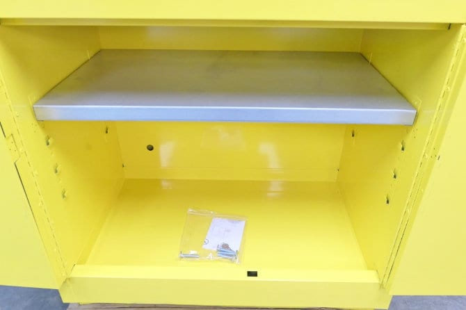 https://www.thelabworldgroup.com/wp-content/uploads/2021/05/justrite-22-gallon-sure-grip-ex-flammable-liquid-storage-cabinet-interior.jpg