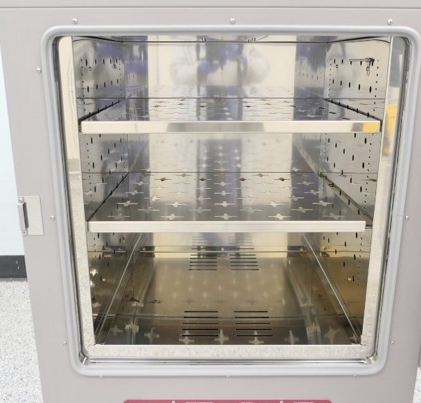 https://www.thelabworldgroup.com/wp-content/uploads/2022/07/shel-lab-vacuum-oven-interior-600x574.jpg